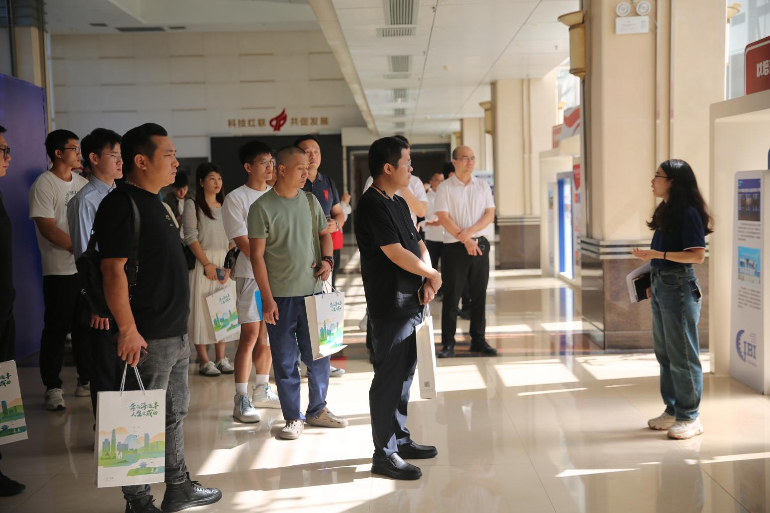 汕尾市電子信息企業(yè)高管赴廣州創(chuàng)新島、康冠科技交流學習(圖1)
